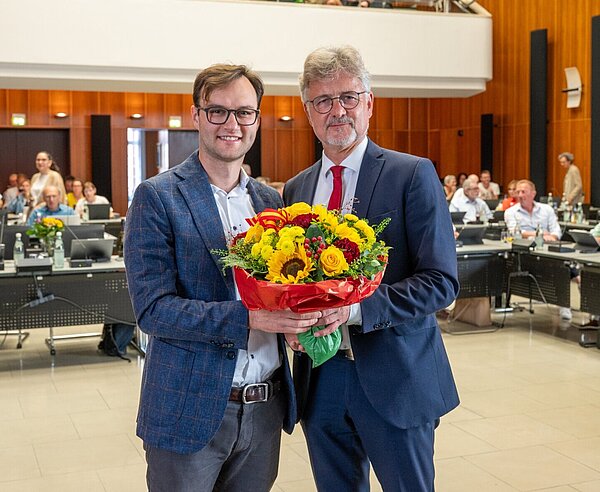 Oberbürgermeister Dr. Frank Mentrup, überreicht Aljoscha Löffler (neuer Bau-Bürgermeister) im Rahmen der Gemeinderatssitzung einen Blumenstrauß