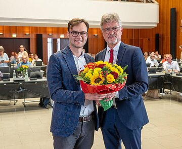 Oberbürgermeister Dr. Frank Mentrup, überreicht Aljoscha Löffler (neuer Bau-Bürgermeister) im Rahmen der Gemeinderatssitzung einen Blumenstrauß