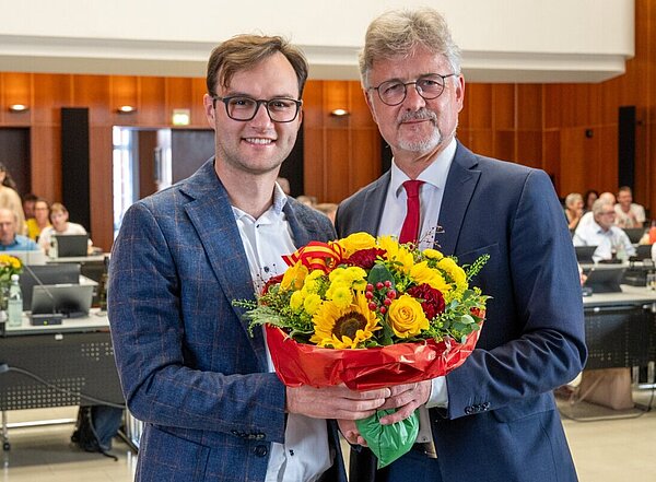 Oberbürgermeister Dr. Frank Mentrup, überreicht Aljoscha Löffler (neuer Bau-Bürgermeister) im Rahmen der Gemeinderatssitzung einen Blumenstrauß
