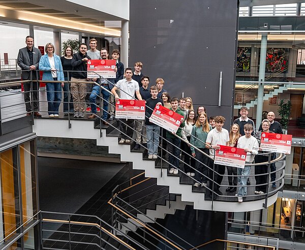 Gruppenfotos bei der Preisverleihung durch die Wirtschaftsstiftung Südwest, Karlsruhe zum Wettbewerb 5 x 500 Euro