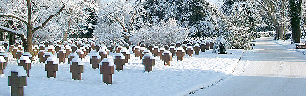 Kriegsgräber Hauptfriedhof in winterlicher Stimmung mit Schnee