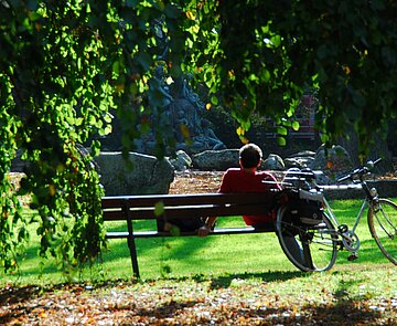 Älterer Herr auf einer Parkbank