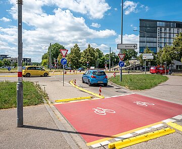 Verkehrsversuch an der Kreuzung Wolfartsweierer Straße / Ludwig-Erhard-Allee / Stuttgarter Straße 