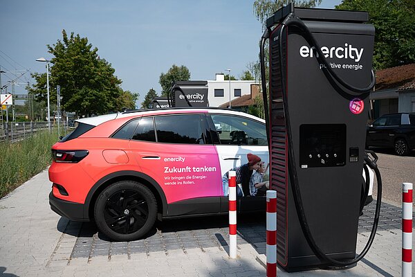 Elektrofahrzeug von enercity beim Ladevorgang