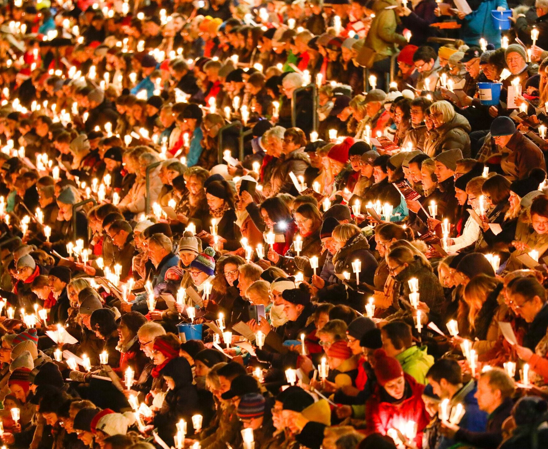 Am Stadionsingen beteiligen sich die christlichen Kirchen, die Stadt Karlsruhe und der KSC, koordiniert wird das Gemeinschaftserlebnis von der KME Karlsruhe Marketing und Event GmbH.