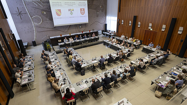 Blick von der Empore in den Bürgersaal in dem die Gremien aus Karlsruhe und Nancy tagen.