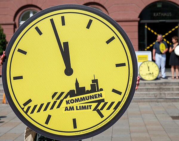 Schild Kommunen am Limit vorm Rathaus zum Städtetag Aktionstag Finanzen der Kommunen – Fahnen auf Halbmast