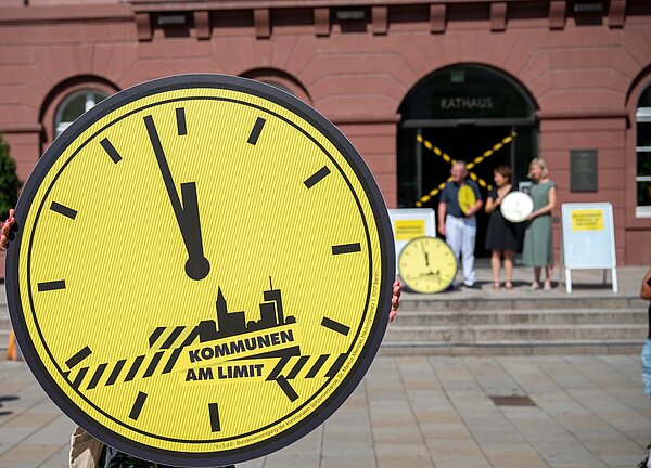 Schild Kommunen am Limit vorm Rathaus zum Städtetag Aktionstag Finanzen der Kommunen – Fahnen auf Halbmast