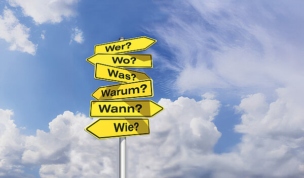 Schilderbaum als Wegweiser