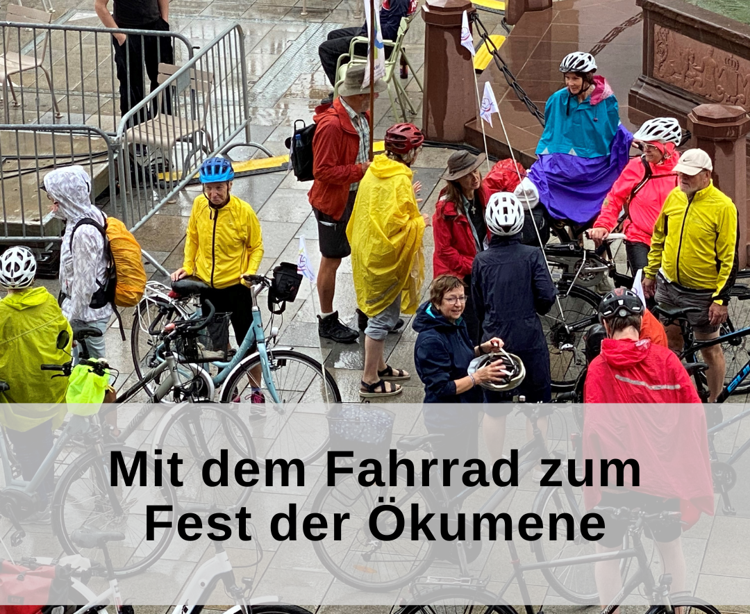 Die Fahrradpilger kommen zum Fest der Ökumene auf dem Marktplatz an