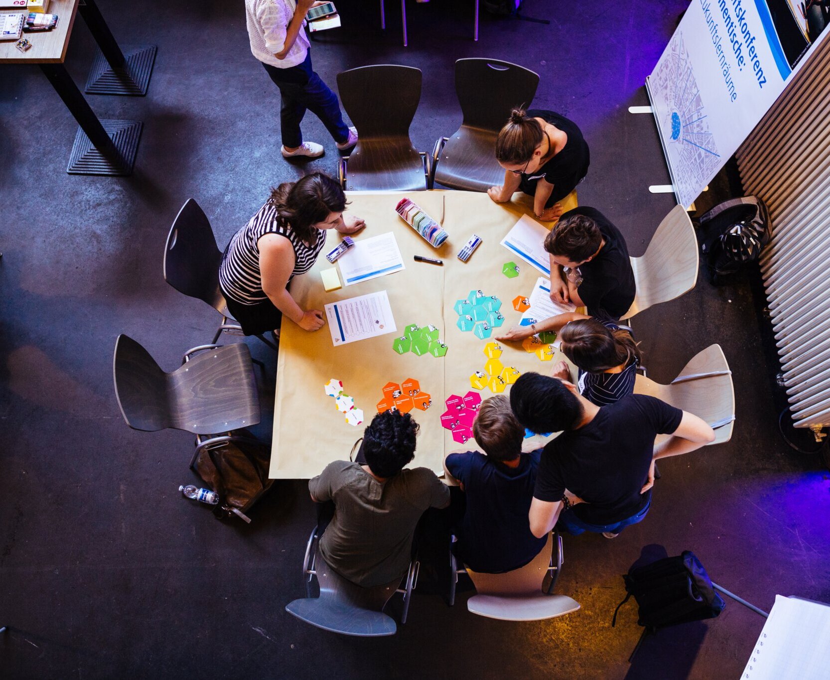 Der Gruppenarbeitsraum von oben aufgenommen.