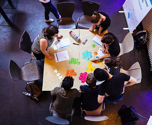 Der Gruppenarbeitsraum von oben aufgenommen.