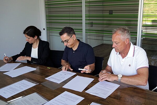 v.l.: Laura Winterer (kaufmännische Betriebsleiterin Eigenbetrieb Fußballstadion im Wildpark), Peter Zamoryn  (Geschäftsführung Finance, Zech Sports GmbH), Kay-Uwe Panzer (Geschäftsführer Operations Zech Sports GmbH)