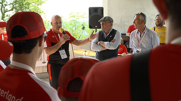 Bürgermeister Markus Lenz begrüßt die Athleten auf dem Turmberg