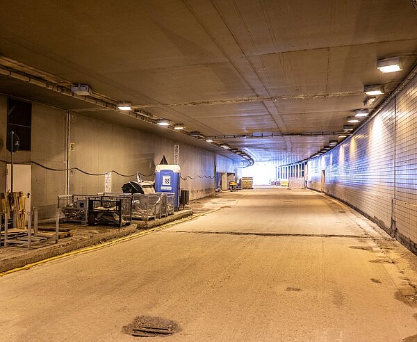 Pressetermin zur Sanierung Schlossplatztunnel Stand Ende August 2025 - nach Asphaltabtragung verzögert sich die Sanierung durch Korrosion der Stahlstäbe im Beton
