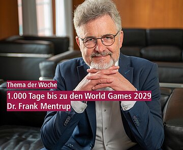Oberbürgermeister Dr. Frank Mentrup sitzt mit unter dem Kinn gefalteten Händen auf einem Sofa.
