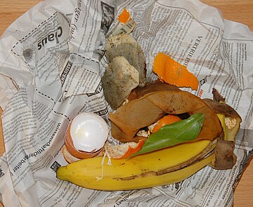 Bioabfall in Zeitungspapier