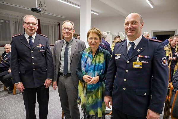 Feiern gemeinsam: (v.l.) Einheitsführer Ralf Schönleber, Erster Landesbeamter im Landkreis Karlsruhe Knut Bühler, Karlsruhes Erste Bürgermeisterinn Bettina Lisbach, Abteilungskommandant ABC-Zug Philipp Moisei.