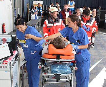 Ruhig und konzentriert arbeiten Pflegekräfte und Feuerwehrleute beider großen Übung im Städtischen Klinikum zusammen.