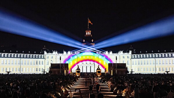 Zum Start der Schlosslichtspiele 2022 feierte „Wir Menschen sind Fische im Exil“  Premiere. Die Show wurde anlässlich der ÖRK-Vollversammlung kreiert. 