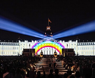 Zum Start der Schlosslichtspiele 2022 feierte „Wir Menschen sind Fische im Exil“  Premiere. Die Show wurde anlässlich der ÖRK-Vollversammlung kreiert. 