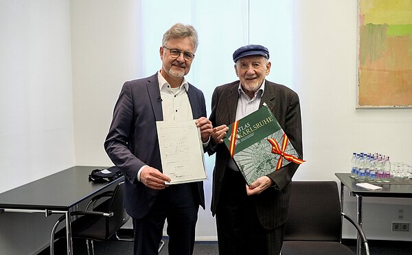 Walter Bingham (rechts) mit OB Dr. Frank Mentrup im Rathaus
