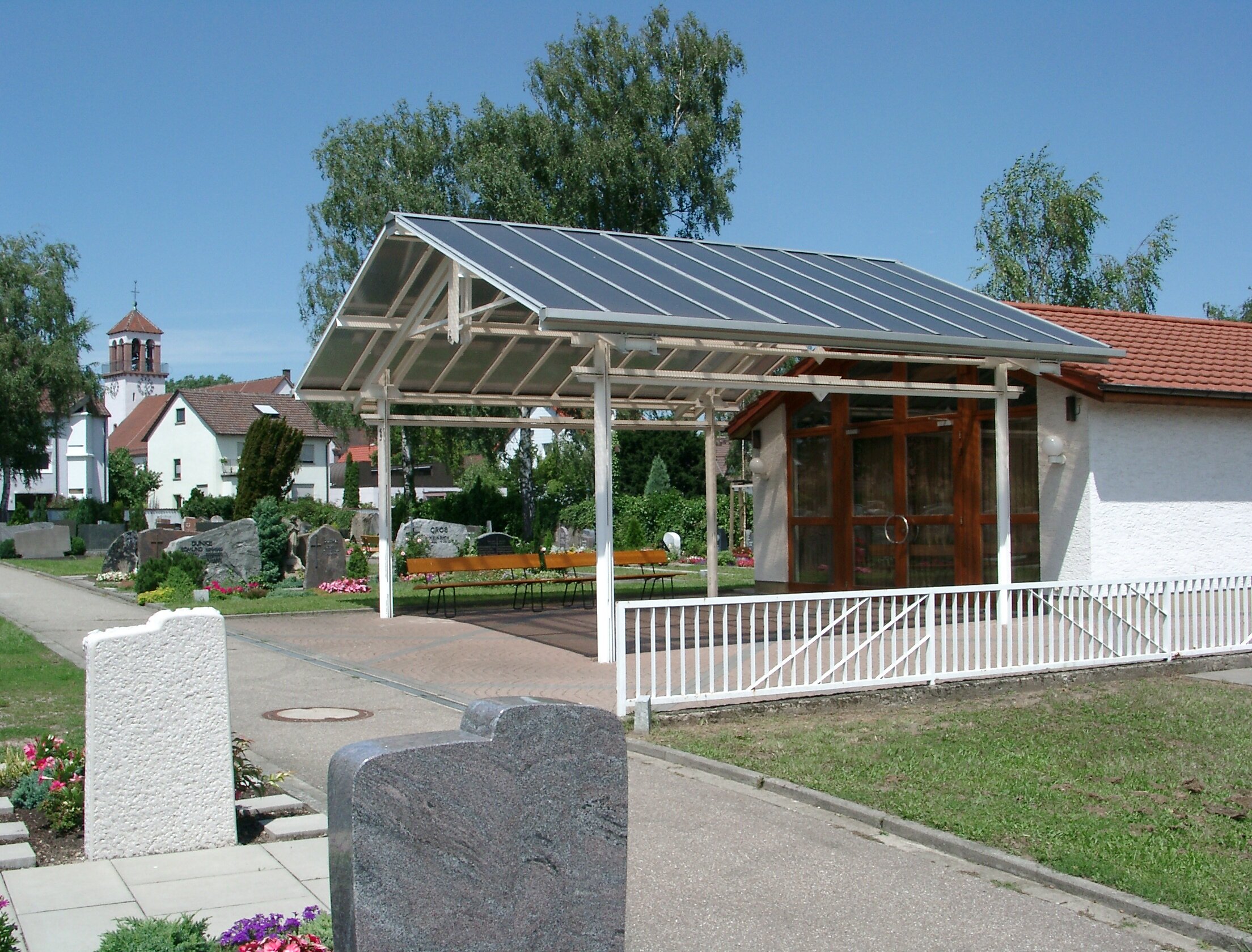 Aussegnungshalle und Eingang Friedhof Neureut süd