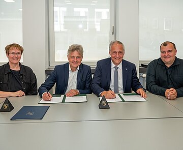 Erste Bürgermeister Gabriele Luczak-Schwarz, OB Dr. Frank Mentrup, Michelin-Direktor Christian Metzger und Betriebsratsvorsitzender Lukas Kopaczewski bei der Unterzeichnung des Kooperationsvertrages (von links) )
