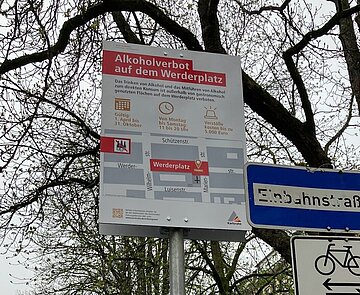 Das neue Schild weist auf das Alkoholkonsumverbot im Bereich des Werderplatzes hin.
