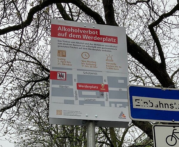 Das neue Schild weist auf das Alkoholkonsumverbot im Bereich des Werderplatzes hin.