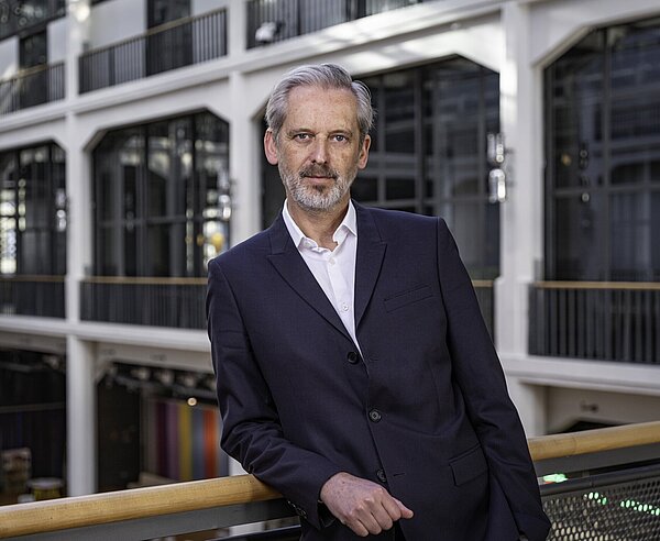 Alistair Hudson tritt als wissenschaftlich-künstlerischer Vorstand des ZKM die Nachfolge von Peter Weibel an.