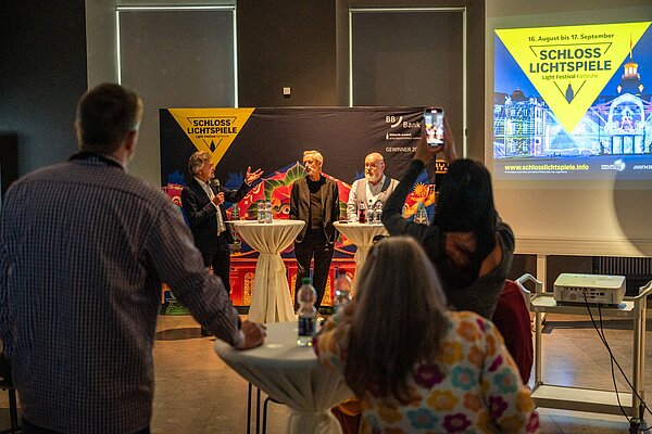 Oberbürgermeister Dr. Frank Mentrup, ZKM-Chef Alistair Hudson, und KME-Geschäftsführer Martin Wacker (v.l.) bei der Pressekonferenz zu den Schlosslichtspielen 2023 im Badischen Landesmuseum.