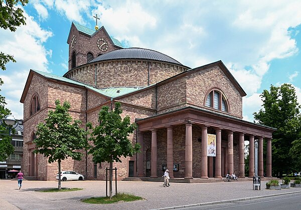 Von 1808 bis 1814 wurde die Kirche der Pfarrei St. Stephan im klassizistischen Stil errichtet. 