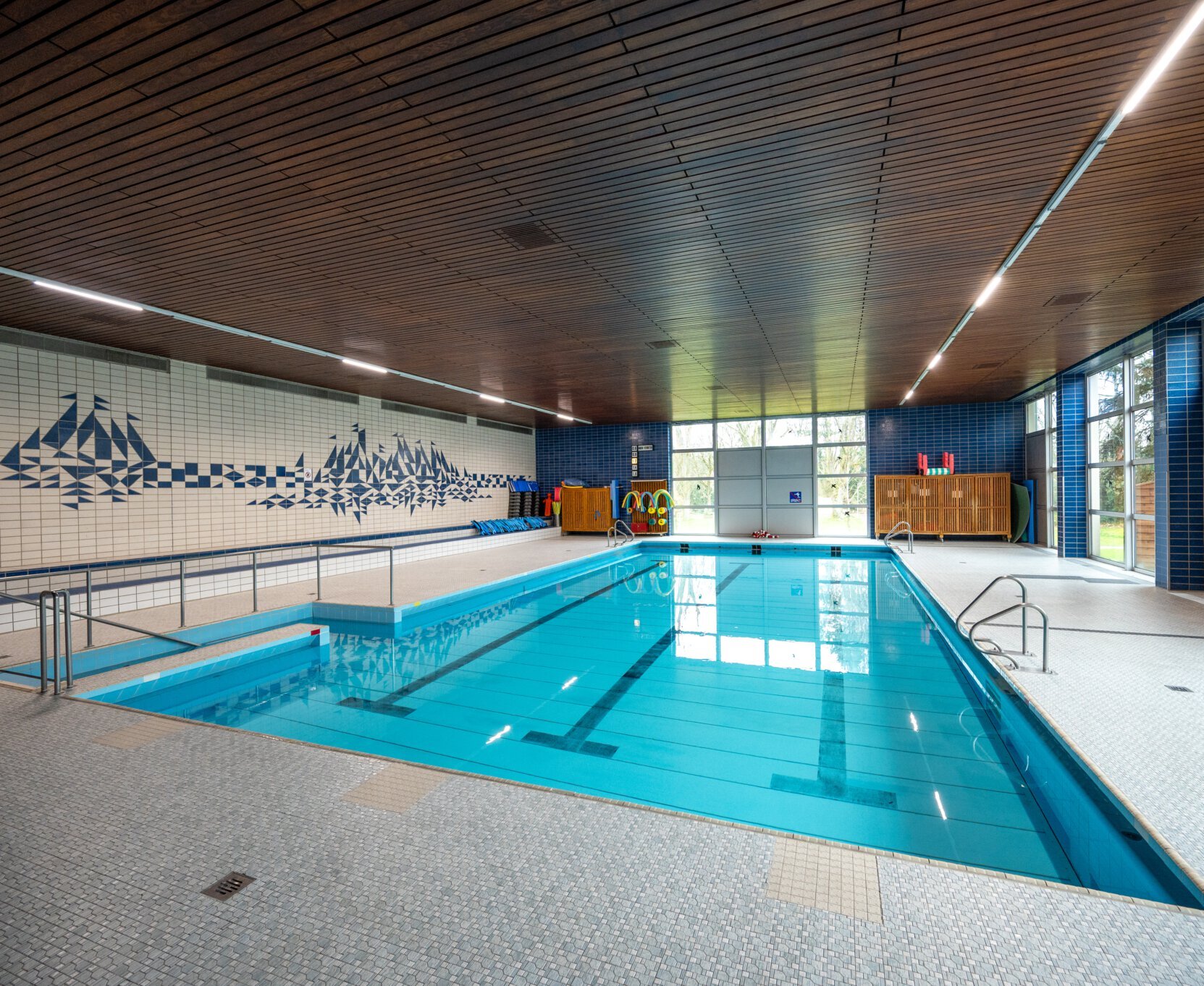 Blick auf das höhenverstellbare Schwimmbecken des Oberwaldbads.