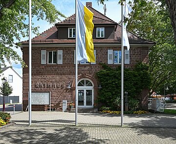 Außenansicht des Rathausgebäudes in Stupferich