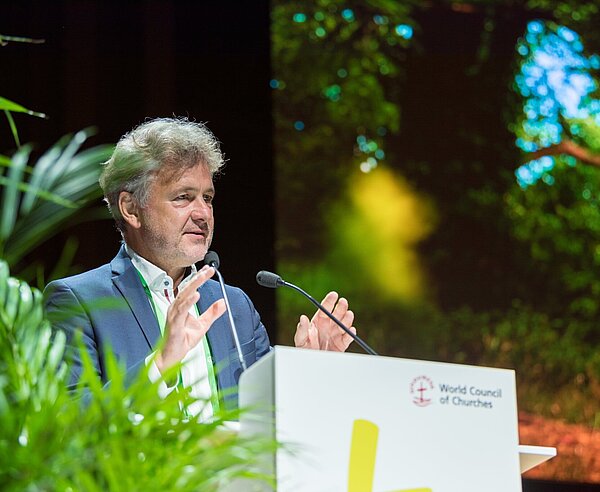 Zum Tag dern Schöpfung am 1. September erhielt OB Dr. Frank Mentrup als Repräsentant der Gastgeberstadt einen Zedernbaum geschenkt.