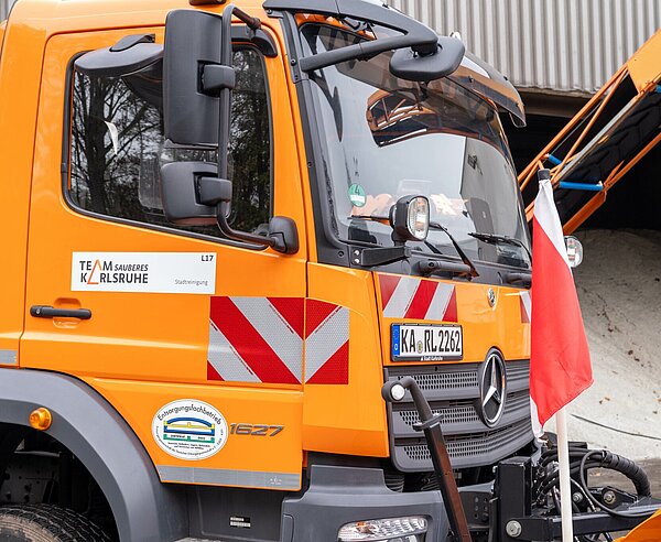 Streuautomat des Team Sauberes Karlsruhe vor dem Salzlager.