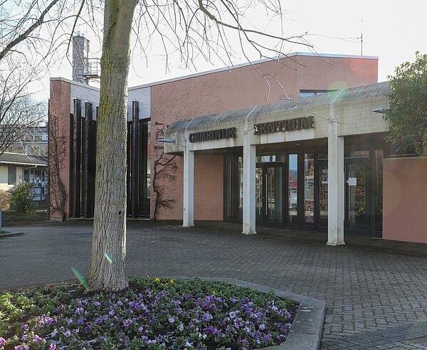 Blick auf den Platz vor dem Gemeindezentrum Stupferich.
