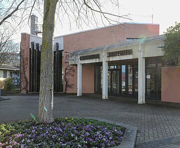 Blick auf den Platz vor dem Gemeindezentrum Stupferich.