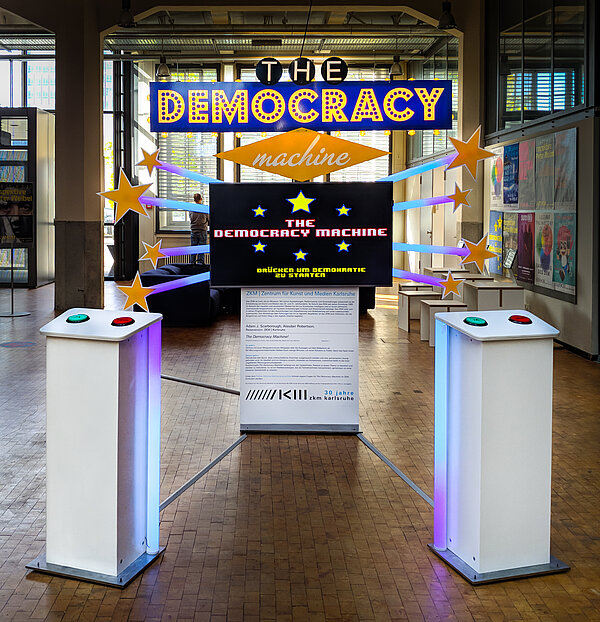 Im Las Vegas Stil: Große Tafeln mit The democracy machine. Drücken um Demokratie zu starten Aufschrift