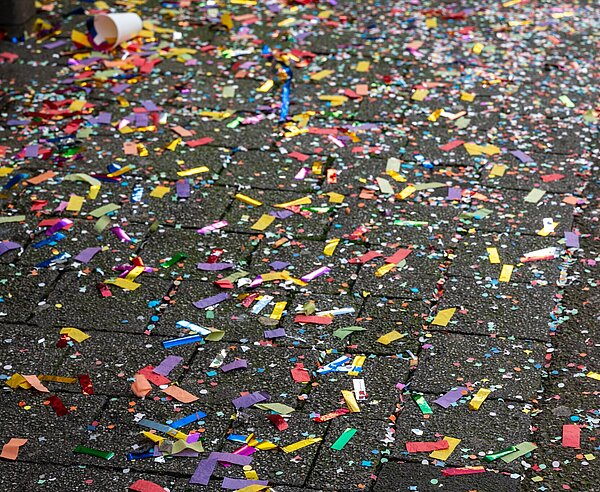 Asphalt mit Konfetti 
