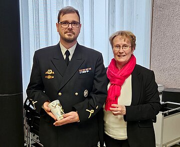 Der Kapitän der Korvette KARLSRUHE Markus Jonas und Erste Bürgermeisterin Gabriele Luczak-Schwarz.