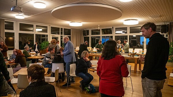 Nach der feierlichen Preisverleihung gab es einen regen Austausch über vielfältige Möglichkeiten zur Begrünung