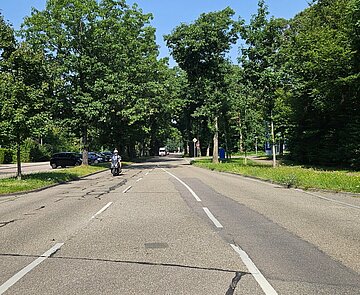 Die Fahrbahn der Rintheimer Querallee, hier im Abschnitt zwischen Theodor-Heuss-Alle und Büchiger Allee, steht zur Erneuerung an.