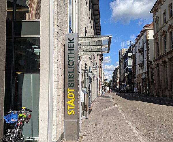 Seitlicher Blick auf den Eingang der Stadtbibliothek
