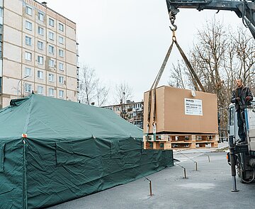 Im Rahmen von "Karlsruhe hilft" wurden zehn Wärmestationen in die zukünftige ukrainische Partnerstadt Winnyzja geliefert und vor Ort aufgebaut, um den Menschen Schutz vor der Kälte zu bieten. 