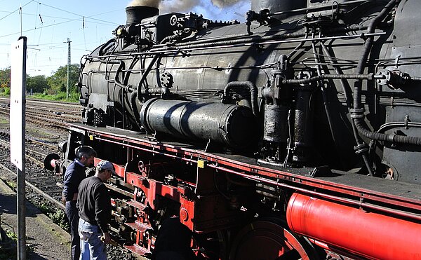 Das Bild zeigt eine historische Dampflokomotive