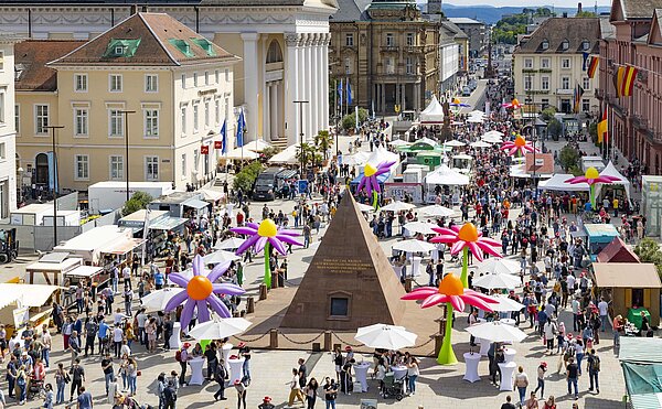 Luftbild des geschmückten Marktplatz mit Pyramide im Zentrum während des Fests der Sinne