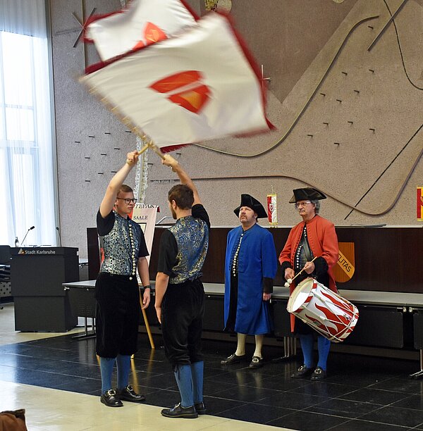 Mitglieder der historischen Salzwirker-Brüderschaft "Halloren" bei ihrem Auftritt im Bürgersaal.