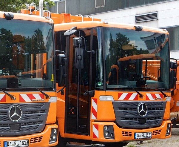 Zwei Müllfahrzeuge des TSK.